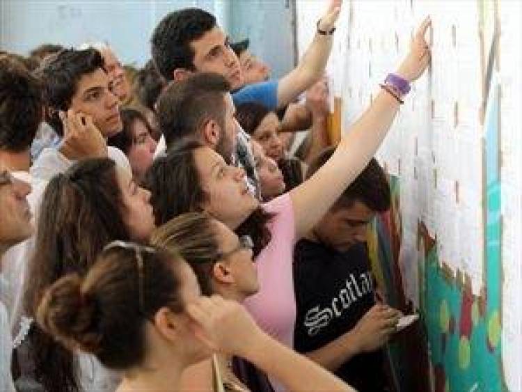 Αναρτώνται οι βαθμοί των πανελλαδικών εξετάσεων