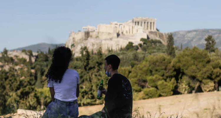 Προνόμια στους εμβολιασμένους | Ποια μπόνους σκέφτονται, τι θα γίνει με self test και καραντίνα