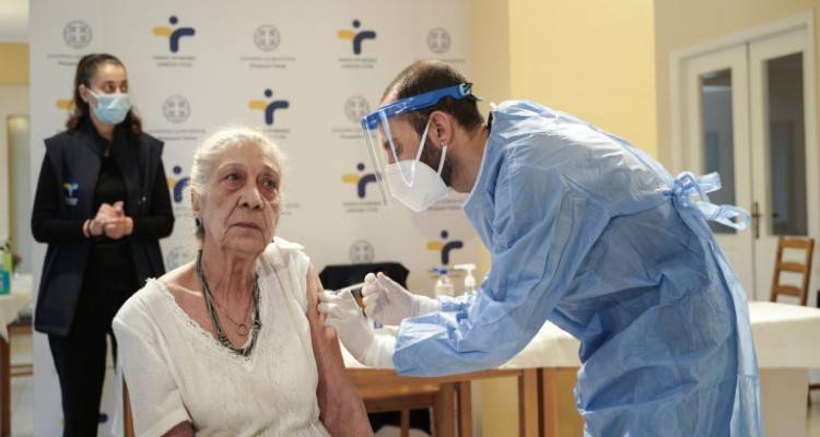 Εμβόλιο: Ανοίγει η πλατφόρμα των ραντεβού για τους 60-64 και 70-79 ετών
