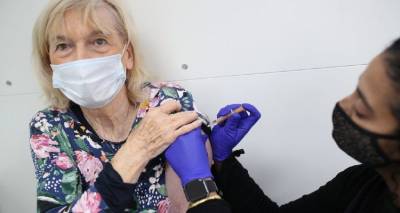 &Kappa;&omicron;&rho;&omicron;&nu;&omicron;ϊό&sigmaf; &ndash; &Beta;&rho;&epsilon;&tau;&alpha;&nu;ί&alpha;: &Pi;&epsilon;&rho;&iota;&sigma;&sigma;ό&tau;&epsilon;&rho;&omicron;&iota; &alpha;&pi;ό 32 &epsilon;&kappa;&alpha;&tau;&omicron;&mu;&mu;ύ&rho;&iota;&alpha; ά&nu;&theta;&rho;&omega;&pi;&omicron;&iota; έ&chi;&omicron;&upsilon;&nu; &epsilon;&mu;&beta;&omicron;&lambda;&iota;&alpha;&sigma;&tau;&epsilon;ί &mu;&epsilon; &tau;&eta;&nu; &pi;&rho;ώ&tau;&eta; &delta;ό&sigma;&eta; &epsilon;&mu;&beta;&omicron;&lambda;ί&omicron;&upsilon; &kappa;&alpha;&tau;ά &tau;&eta;&sigmaf; &nu;ό&sigma;&omicron;&upsilon;