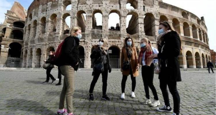 Κορωνοϊός: Οι Ευρωπαίοι επιστρέφουν σταδιακά στη «νέα κανονικότητα»