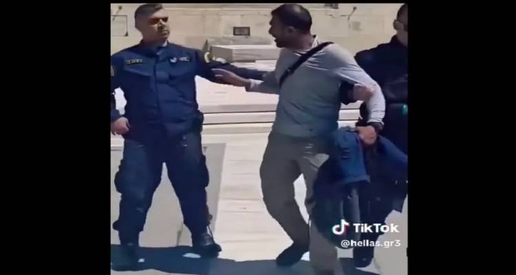 Μετανάστης επιτέθηκε φραστικά σε Εύζωνες στον Άγνωστο Στρατιώτη: «Καμιά ανοχή σε τέτοιες συμπεριφορές» λέει ο Πλεύρης * Διεκόπη η εξέταση της αίτησης ασύλου του [video]