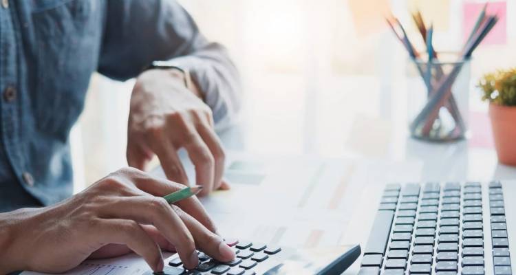 «Λαβράκια» από τα πόθεν έσχες: Η καθηγήτρια με τα 100.000 ευρώ, ο αντιδήμαρχος με το 1 εκατ. | Τι βρήκαν