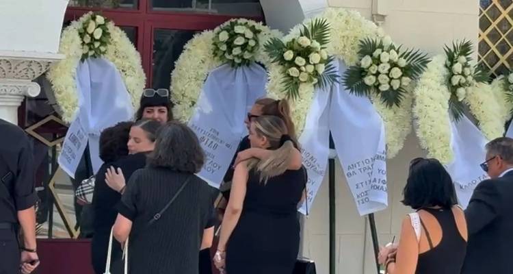 &Pi;&lambda;ή&theta;&omicron;&sigmaf; &kappa;ό&sigma;&mu;&omicron;&upsilon; &sigma;&tau;&eta;&nu; &kappa;&eta;&delta;&epsilon;ί&alpha; &tau;&omicron;&upsilon; &Delta;&eta;&mu;ή&tau;&rho;&eta; &Kappa;ό&kappa;&omicron;&tau;&alpha;, &sigma;&upsilon;&nu;&tau;&epsilon;&tau;&rho;&iota;&mu;&mu;έ&nu;&eta; &eta; &sigma;ύ&zeta;&upsilon;&gamma;ό&sigmaf; &tau;&omicron;&upsilon;