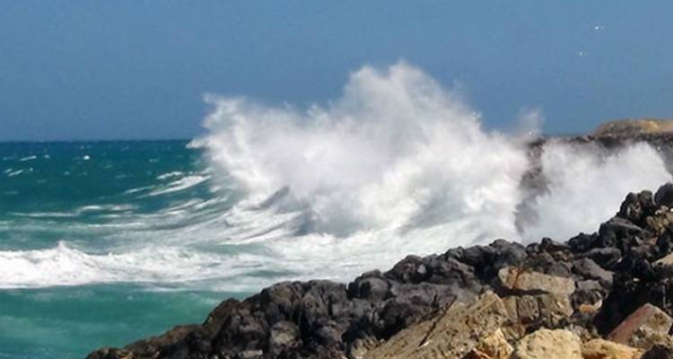 Συνεχίζεται το απαγορευτικό: Παραμένουν δεμένα «Νήσος Μύκονος» και «Εξπρές Πήγασος»