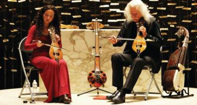 &Alpha;&lambda;&lambda;&alpha;&gamma;ή &chi;ώ&rho;&omicron;&upsilon; &gamma;&iota;&alpha; &tau;&eta; &sigma;&eta;&mu;&epsilon;&rho;&iota;&nu;ή &sigma;&upsilon;&nu;&alpha;&upsilon;&lambda;ί&alpha; &tau;&omicron;&upsilon; Ross Daly Trio &sigma;&tau;&eta; &Lambda;ή&mu;&nu;&omicron;