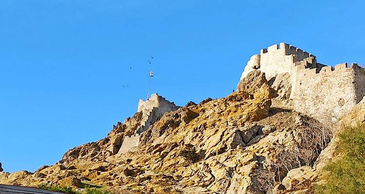 Σκισμένη ανεμίζει και πάλι η ελληνική σημαία στο Κάστρο της Μύρινας.