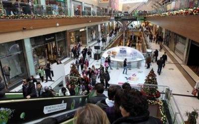 Τέσσερα άτομα βλέπει στις κάμερες του Mall η αντιτρομοκρατική