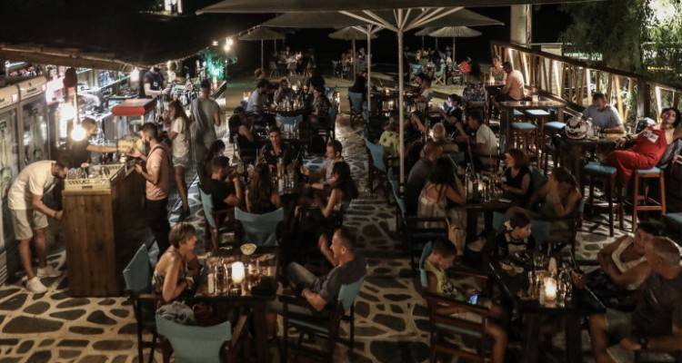 Κορωνοϊός: Μόλις 23 χρόνια ο μέσος όρος ηλικίας των νοσούντων στις Κυκλάδες | «Πολλοί νέοι θετικοί χωρίς συμπτώματα»