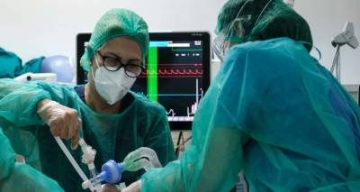&Kappa;&omicron;&rho;&omega;&nu;&omicron;ϊό&sigmaf;: &Tau;&rho;&iota;&alpha;&kappa;ό&sigma;&iota;&epsilon;&sigmaf; &kappa;&lambda;ί&nu;&epsilon;&sigmaf; Covid &tau;&omicron;&upsilon; &iota;&delta;&iota;&omega;&tau;&iota;&kappa;&omicron;ύ &tau;&omicron;&mu;έ&alpha; &sigma;&tau;&eta; &mu;ά&chi;&eta; &kappa;&alpha;&tau;ά &tau;&eta;&sigmaf; &pi;&alpha;&nu;&delta;&eta;&mu;ί&alpha;&sigmaf; &alpha;&pi;ό &sigma;ή&mu;&epsilon;&rho;&alpha;