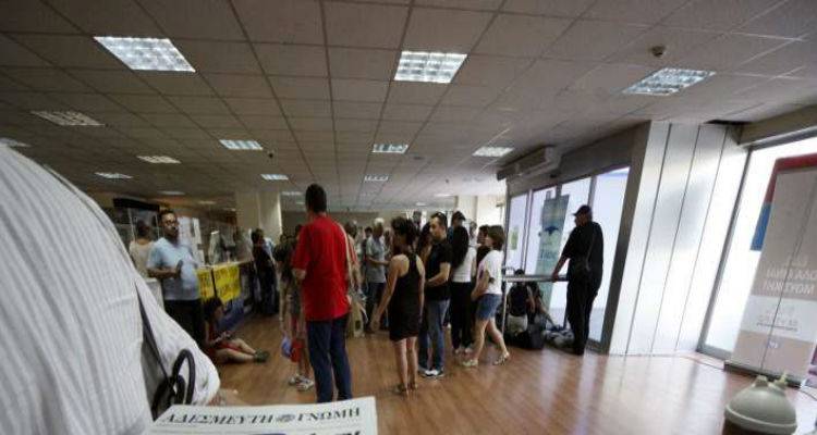 &Pi;ό&sigma;&omicron;&iota; &epsilon;ί&nu;&alpha;&iota; &omicron;&iota; &delta;&eta;&mu;ό&sigma;&iota;&omicron;&iota; &upsilon;&pi;ά&lambda;&lambda;&eta;&lambda;&omicron;&iota; &sigma;&tau;&eta;&nu; &Epsilon;&lambda;&lambda;ά&delta;&alpha;