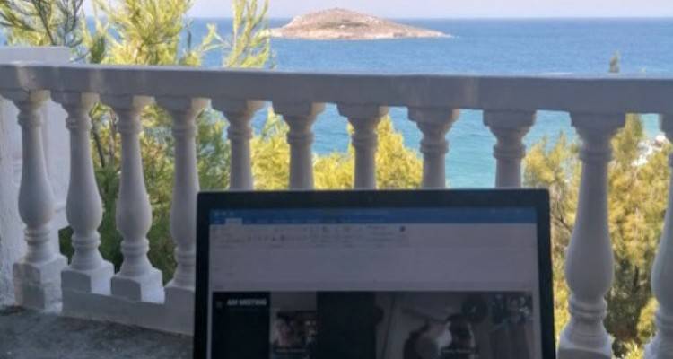 Η Ελλάδα ιδανική χώρα για εργασία εξ αποστάσεως: Μένει στην Κάλυμνο και εργάζεται για το Βέλγιο -«Δεν συγκρίνεται η ζωή εδώ»