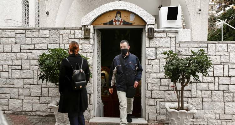 Ιερά Σύνοδος: Οι ανεμβολίαστοι πιστοί να προσέρχονται στους ναούς μετά από τεστ