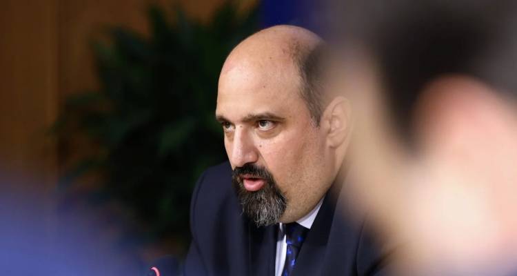 &Sigma;ή&mu;&epsilon;&rho;&alpha; &eta; &pi;&rho;&omicron;&alpha;&nu;&alpha;&kappa;&rho;&iota;&tau;&iota;&kappa;ή &gamma;&iota;&alpha; &Tau;&rho;&iota;&alpha;&nu;&tau;ό&pi;&omicron;&upsilon;&lambda;&omicron; &epsilon;&nu; &mu;έ&sigma;&omega; &pi;&omicron;&lambda;&iota;&tau;&iota;&kappa;ή&sigmaf; &theta;ύ&epsilon;&lambda;&lambda;&alpha;&sigmaf; -&Alpha;&pi;&omicron;&phi;&alpha;&sigma;ί&zeta;&epsilon;&tau;&alpha;&iota; &eta; &alpha;&pi;&epsilon;&upsilon;&theta;&epsilon;ί&alpha;&sigmaf; &pi;&alpha;&rho;&alpha;&pi;&omicron;&mu;&pi;ή &tau;&omicron;&upsilon; &sigma;&tau;&omicron; &delta;&iota;&kappa;&alpha;&sigma;&tau;&iota;&kappa;ό &sigma;&upsilon;&mu;&beta;&omicron;ύ&lambda;&iota;&omicron;