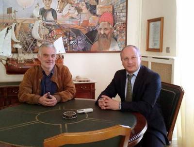 &Epsilon;&pi;&alpha;&phi;έ&sigmaf;  &mu;&epsilon; &tau;&eta; &Delta;&eta;&mu;&omicron;&tau;&iota;&kappa;ή &alpha;&rho;&chi;ή &kappa;&alpha;&iota; ά&lambda;&lambda;&omicron;&upsilon;&sigmaf; &phi;&omicron;&rho;&epsilon;ί&sigmaf; &tau;&eta;&sigmaf; &Lambda;ή&mu;&nu;&omicron;&upsilon; &epsilon;ί&chi;&epsilon; &sigma;ή&mu;&epsilon;&rho;&alpha; &omicron; &Gamma;&iota;ά&nu;&nu;&eta;&sigmaf; &Sigma;&pi;&iota;&lambda;ά&nu;&eta;&sigmaf;