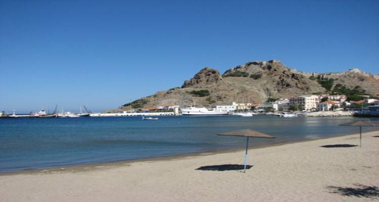 Μύρινα: Απίστευτο σκηνικό στην παραλία της Νέας Μαδύτου με ζευγάρι χίπηδων