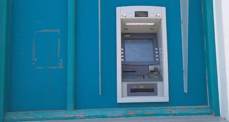 Ξέμεινε από ρευστό το ΑΤΜ στο Μούδρο