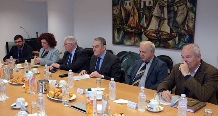 &Epsilon;&pi;&iota;&mu;&epsilon;&lambda;&eta;&tau;ή&rho;&iota;&omicron; &Kappa;&alpha;&beta;ά&lambda;&alpha;&sigmaf;: &Omicron;&iota; &epsilon;&mu;&pi;&omicron;&rho;&iota;&kappa;έ&sigmaf; &sigma;&upsilon;&mu;&phi;&omega;&nu;ί&epsilon;&sigmaf; &tau;&eta;&sigmaf; &Kappa;&alpha;&beta;ά&lambda;&alpha;&sigmaf; &mu;&epsilon; &tau;&eta; &Lambda;ή&mu;&nu;&omicron; &kappa;&alpha;&iota; &tau;&eta; &Mu;&upsilon;&tau;&iota;&lambda;ή&nu;&eta; &delta;&iota;&alpha;&sigma;&alpha;&lambda;&epsilon;ύ&omicron;&nu;&tau;&alpha;&iota; &mu;&epsilon; &tau;&eta;&nu; &alpha;&lambda;&lambda;&alpha;&gamma;ή &sigma;&tau;&alpha; &delta;&rho;&omicron;&mu;&omicron;&lambda;ό&gamma;&iota;&alpha;