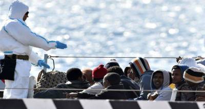 &Iota;&tau;&alpha;&lambda;ί&alpha;: &Xi;&epsilon;&pi;έ&rho;&alpha;&sigma;&alpha;&nu; &tau;&iota;&sigmaf; 200 &omicron;&iota; &alpha;&pi;&epsilon;&lambda;ά&sigma;&epsilon;&iota;&sigmaf; &mu;&epsilon;&tau;&alpha;&nu;&alpha;&sigma;&tau;ώ&nu; &gamma;&iota;&alpha; &lambda;ό&gamma;&omicron;&upsilon;&sigmaf; &delta;&eta;&mu;ό&sigma;&iota;&alpha;&sigmaf; &alpha;&sigma;&phi;ά&lambda;&epsilon;&iota;&alpha;&sigmaf;