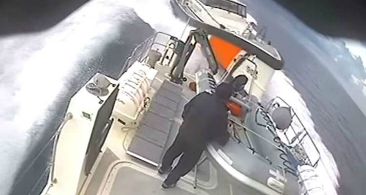 Προκλητική παρενόχληση ελληνικού σκάφους από την τουρκική ακτοφυλακή στο Αιγαίο (video)