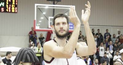 &Mu;&alpha;&nu;&omega;&lambda;ό&pi;&omicron;&upsilon;&lambda;&omicron;&sigmaf;: &laquo;&Sigma;&kappa;&lambda;&eta;&rho;ό &kappa;&alpha;&iota; &delta;ύ&sigma;&kappa;&omicron;&lambda;&omicron; &tau;&omicron; &pi;&alpha;&iota;&chi;&nu;ί&delta;&iota; &mu;&epsilon; &tau;&omicron;&nu; &Pi;&Alpha;&Omicron;&Kappa;&raquo;