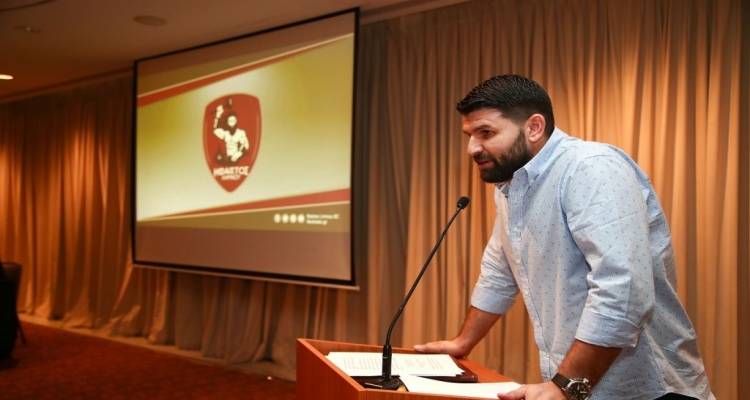 &Pi;&alpha;&pi;&alpha;&mu;&alpha;&kappa;ά&rho;&iota;&omicron;&sigmaf;: &laquo;&Sigma;&tau;&omicron; &mu;&upsilon;&alpha;&lambda;ό &mu;&alpha;&sigmaf; &eta; &delta;&eta;&mu;&iota;&omicron;&upsilon;&rho;&gamma;ί&alpha; &alpha;&nu;&delta;&rho;&iota;&kappa;&omicron;ύ &sigma;&tau;&omicron;&nu; Ή&phi;&alpha;&iota;&sigma;&tau;&omicron;, &omicron;&iota; &kappa;&alpha;&lambda;ύ&tau;&epsilon;&rho;&epsilon;&sigmaf; &omicron;&mu;ά&delta;&epsilon;&sigmaf; &sigma;&tau;&eta;&nu; &Epsilon;&upsilon;&rho;ώ&pi;&eta; &omicron;&iota; &ldquo;&alpha;&iota;ώ&nu;&iota;&omicron;&iota;&rdquo;&raquo;