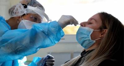 &Kappa;&omicron;&rho;&omega;&nu;&omicron;ϊό&sigmaf;: &Sigma;&tau;&alpha; 436 &tau;&alpha; &nu;έ&alpha; &kappa;&rho;&omicron;ύ&sigma;&mu;&alpha;&tau;&alpha; - 286 &omicron;&iota; &delta;&iota;&alpha;&sigma;&omega;&lambda;&eta;&nu;&omega;&mu;έ&nu;&omicron;&iota;, 25 &theta;ά&nu;&alpha;&tau;&omicron;&iota;