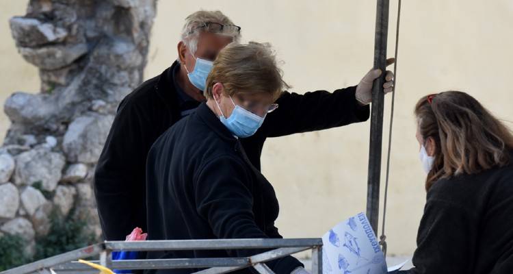 &Kappa;&rho;&omicron;ύ&sigma;&mu;&alpha;&tau;&alpha; &kappa;&omicron;&rho;&omega;&nu;&omicron;ϊ&omicron;ύ: &Mu;&epsilon; &tau;&omicron; &epsilon;&theta;&nu;&iota;&kappa;ό &mu;&eta;&tau;&rho;ώ&omicron; &alpha;&sigma;&theta;&epsilon;&nu;ώ&nu; &xi;&epsilon;&kappa;&iota;&nu;ά&epsilon;&iota; &eta; &epsilon;&pi;ό&mu;&epsilon;&nu;&eta; &phi;ά&sigma;&eta; &tau;&eta;&sigmaf; &mu;ά&chi;&eta;&sigmaf;