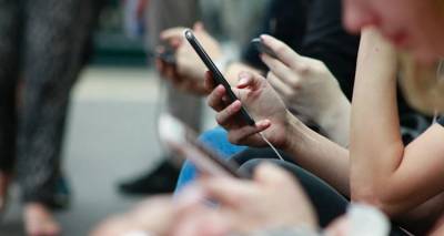 &Iota;&rho;&lambda;&alpha;&nu;&delta;ί&alpha;: &Omicron;&lambda;ό&kappa;&lambda;&eta;&rho;&eta; &pi;ό&lambda;&eta; &epsilon;&nu;ώ&theta;&eta;&kappa;&epsilon; &kappa;&alpha;&tau;ά &tau;&omega;&nu; smartphones