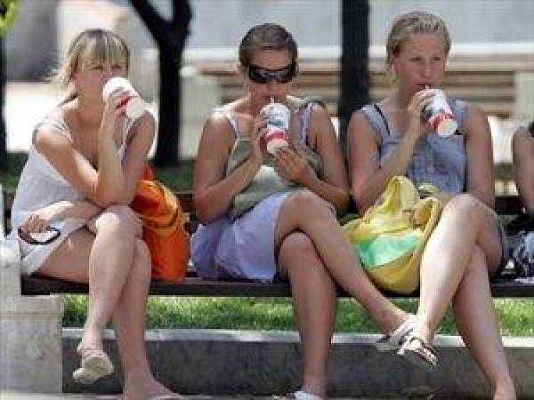 Σε κλοιό ζέστης ως 36 βαθμούς Κελσίου η χώρα