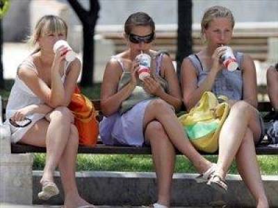 Σε κλοιό ζέστης ως 36 βαθμούς Κελσίου η χώρα