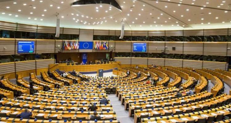 Qatargate: Κατεπείγουσα διαδικασία για την άρση ασυλίας δύο ευρωβουλευτών από την Ρομπέρτα Μέτσολα