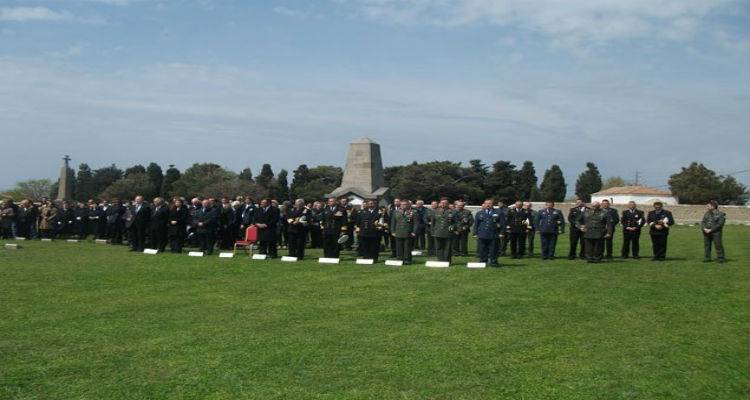 &Lambda;ή&mu;&nu;&omicron;&sigmaf;: &Epsilon;&kappa;&delta;ή&lambda;&omega;&sigma;&eta; &laquo;&Tau;&iota;&mu;ή&sigmaf; &kappa;&alpha;&iota; &Mu;&nu;ή&mu;&eta;&sigmaf; &gamma;&iota;&alpha; &tau;&omicron;&upsilon;&sigmaf; &Pi;&epsilon;&sigma;ό&nu;&tau;&epsilon;&sigmaf; &sigma;&tau;&eta; &Mu;ά&chi;&eta; &tau;&eta;&sigmaf; &Kappa;&alpha;&lambda;&lambda;ί&pi;&omicron;&lambda;&eta;&sigmaf;