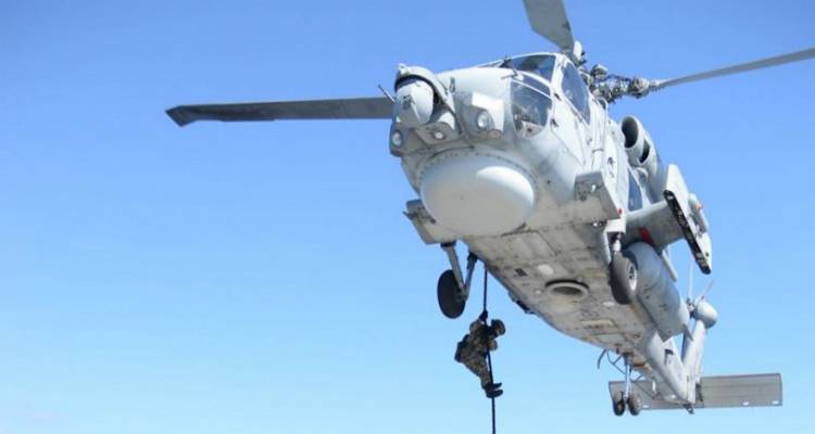 «Αεροαπόβαση» κομάντος των ελληνικών Ειδικών Δυνάμεων στη φρεγάτα «Λήμνος» (photos)