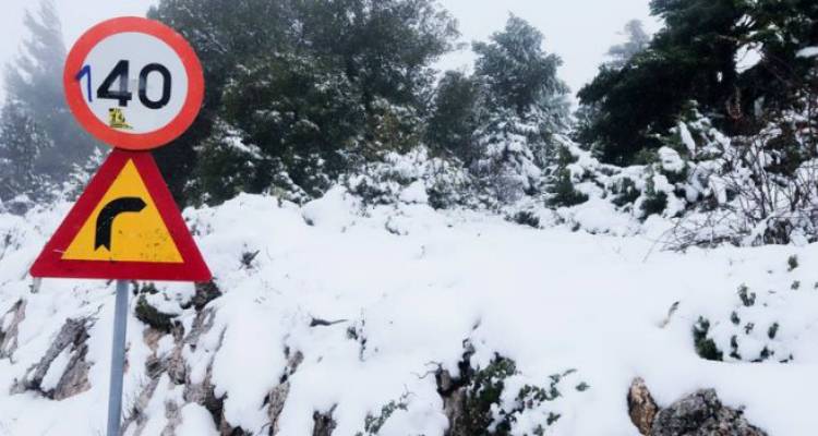 &Sigma;&tau;&omicron; &psi;&upsilon;&gamma;&epsilon;ί&omicron; &eta; &chi;ώ&rho;&alpha;: Έ&kappa;&lambda;&epsilon;&iota;&sigma;&epsilon; &tau;&omicron; &Mu;&pi;ά&phi;&iota;, &chi;&iota;ό&nu;&iota;&alpha; &kappa;&alpha;&iota; &sigma;&tau;&eta; &Lambda;έ&sigma;&beta;&omicron;
