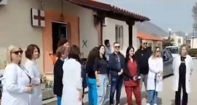 &Mu;&alpha;&rho;&tau;&upsilon;&rho;ί&alpha;-&sigma;&omicron;&kappa; &gamma;&iota;&alpha; &tau;&omicron;&nu; &xi;&upsilon;&lambda;&omicron;&delta;&alpha;&rho;&mu;ό &sigma;&tau;&omicron; &Kappa;&Upsilon; &Tau;&upsilon;&rho;&nu;ά&beta;&omicron;&upsilon;: &laquo;&Omicron;&iota; &Rho;&omicron;&mu;ά έ&rho;&iota;&xi;&alpha;&nu; &kappa;ά&tau;&omega; &tau;&omicron;&nu; &gamma;&iota;&alpha;&tau;&rho;ό &kappa;&alpha;&iota; &tau;&omicron;&nu; &chi;&tau;&upsilon;&pi;&omicron;ύ&sigma;&alpha;&nu; &mu;&epsilon; &mu;ί&sigma;&omicron;&sigmaf;!&raquo;