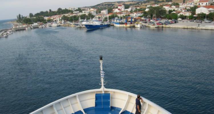 &Sigma;ύ&nu;&delta;&epsilon;&sigma;&eta; &Sigma;&alpha;&mu;&omicron;&theta;&rho;ά&kappa;&eta;&sigmaf; &kappa;&alpha;&iota; &Alpha;&lambda;&epsilon;&xi;/&pi;&omicron;&lambda;&eta;&sigmaf; &mu;&epsilon; &Lambda;ή&mu;&nu;&omicron;, &Lambda;&alpha;ύ&rho;&iota;&omicron; &kappa;&alpha;&iota; &Kappa;&alpha;&beta;ά&lambda;&alpha; &sigma;&chi;&epsilon;&delta;&iota;ά&zeta;&epsilon;&iota; &tau;&omicron; &Upsilon;&pi;. &Nu;&alpha;&upsilon;&tau;&iota;&lambda;ί&alpha;&sigmaf;