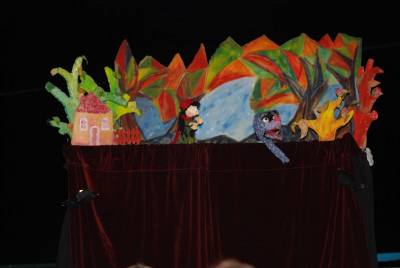 &Theta;&epsilon;&alpha;&tau;&rho;&iota;&kappa;ό &epsilon;&rho;&gamma;&alpha;&sigma;&tau;ή&rho;&iota; &gamma;&iota;&alpha; &pi;&alpha;&iota;&delta;&iota;ά &Delta;&eta;&mu;&omicron;&tau;&iota;&kappa;&omicron;ύ &kappa;&alpha;&iota; &Gamma;&upsilon;&mu;&nu;&alpha;&sigma;ί&omicron;&upsilon; &alpha;&pi;ό &tau;&omicron; &Delta;ή&mu;&omicron; &Lambda;ή&mu;&nu;&omicron;&upsilon;