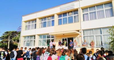 &Sigma;&tau;&iota;&sigmaf; 14 &Sigma;&epsilon;&pi;&tau;&epsilon;&mu;&beta;&rho;ί&omicron;&upsilon; &omicron; &alpha;&gamma;&iota;&alpha;&sigma;&mu;ό&sigmaf; &sigma;&tau;&alpha; &sigma;&chi;&omicron;&lambda;&epsilon;ί&alpha; | &Tau;&iota; &pi;&rho;&omicron;&beta;&lambda;έ&pi;&epsilon;&tau;&alpha;&iota; &gamma;&iota;&alpha; &tau;&omicron; &pi;&rho;&omicron;&alpha;ύ&lambda;&iota;&omicron; &kappa;&alpha;&iota; &tau;&iota; &gamma;&iota;&alpha; &tau;&iota;&sigmaf; &alpha;ί&theta;&omicron;&upsilon;&sigma;&epsilon;&sigmaf; [&epsilon;&gamma;&kappa;ύ&kappa;&lambda;&iota;&omicron;&sigmaf;]