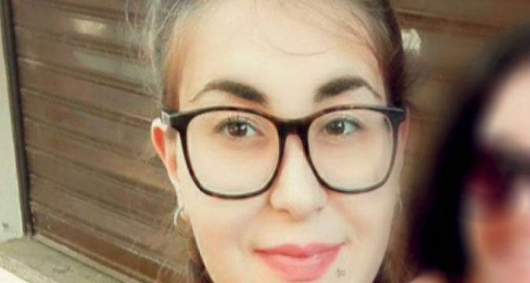 &Epsilon;&gamma;&kappa;&lambda;&eta;&mu;&alpha; &sigma;&tau;&eta; &Rho;ό&delta;&omicron;: &Tau;&omicron; &laquo;&mu;&upsilon;&sigma;&tau;ή&rho;&iota;&omicron;&raquo; &mu;&epsilon; &tau;&alpha; laptop &tau;&omega;&nu; &delta;ύ&omicron; &kappa;&alpha;&tau;&eta;&gamma;&omicron;&rho;&omicron;ύ&mu;&epsilon;&nu;&omega;&nu; &gamma;&iota;&alpha; &tau;&eta; &delta;&omicron;&lambda;&omicron;&phi;&omicron;&nu;ί&alpha; &tau;&eta;&sigmaf; &Tau;&omicron;&pi;&alpha;&lambda;&omicron;ύ&delta;&eta;