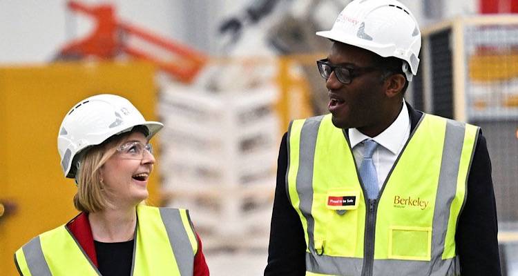 Βρετανία : Ένας &quot;προϋπολογισμός για τους πλούσιους&quot; καθώς η &quot;λίρα καταρρέει&quot;