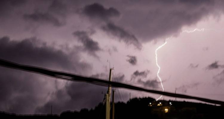 Σφοδρή κακοκαιρία έπληξε τη Δυτική Ελλάδα | Πλημμύρες, μπλακ άουτ και ακυρώσεις πτήσεων