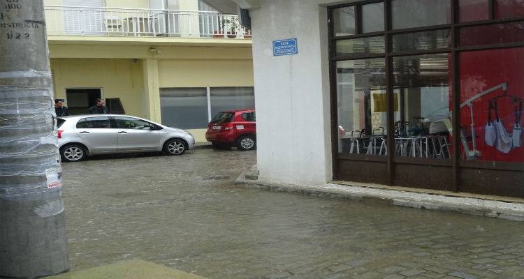 Έ&nu;&tau;&omicron;&nu;&eta; &beta;&rho;&omicron;&chi;ό&pi;&tau;&omega;&sigma;&eta; &mu;&epsilon; &chi;&alpha;&lambda;ά&zeta;&iota; &pi;&rho;&iota;&nu; &lambda;ί&gamma;&omicron; &sigma;&tau;&eta; &Lambda;ή&mu;&nu;&omicron;