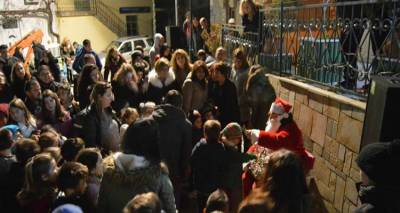 &Chi;&rho;&iota;&sigma;&tau;&omicron;&upsilon;&gamma;&epsilon;&nu;&nu;&iota;ά&tau;&iota;&kappa;&eta; &gamma;&iota;&omicron;&rho;&tau;ή &alpha;&pi;ό &tau;&eta;&nu; &Eta;&phi;&alpha;&iota;&sigma;&tau;ί&alpha; &Kappa;&omicron;&nu;&tau;&omicron;&pi;&omicron;&upsilon;&lambda;ί&omicron;&upsilon;