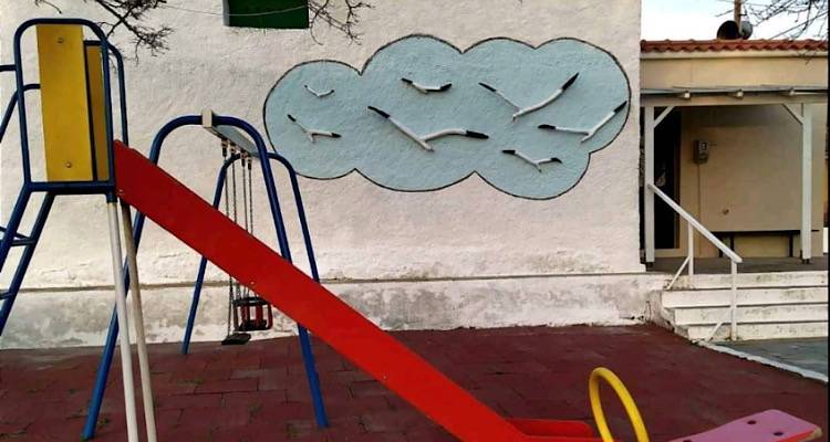 Γλάροι έκαναν σπίτι τους την παιδική χαρά της Αγιασοφιάς (photos)