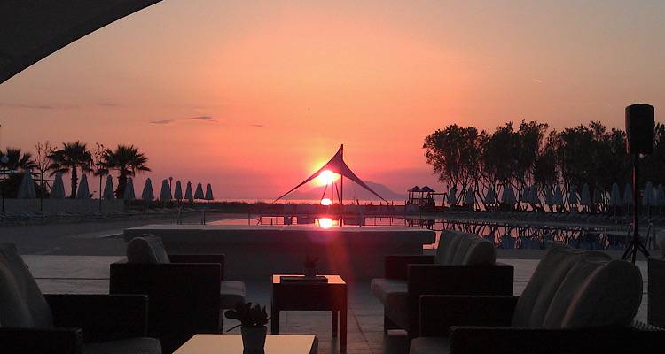 &Mu;&iota;&kappa;&rho;ή &alpha;&gamma;&gamma;&epsilon;&lambda;ί&alpha;: &Tau;&omicron; &laquo;Porto Myrina&raquo; &alpha;&nu;&alpha;&zeta;&eta;&tau;ά &kappa;&alpha;&mu;&alpha;&rho;&iota;έ&rho;&epsilon;&sigmaf; &gamma;&iota;&alpha; &tau;&eta;&nu; &kappa;&alpha;&lambda;&omicron;&kappa;&alpha;&iota;&rho;&iota;&nu;ή &sigma;&epsilon;&zeta;ό&nu;