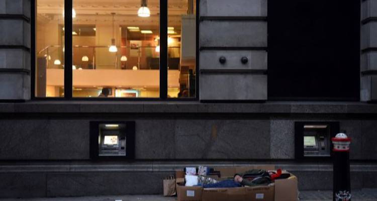 Βρετανία: Σεμνά και ταπεινά τα φετινά Χριστούγεννα – Υπό πίεση οι τρεις στους πέντε Βρετανούς