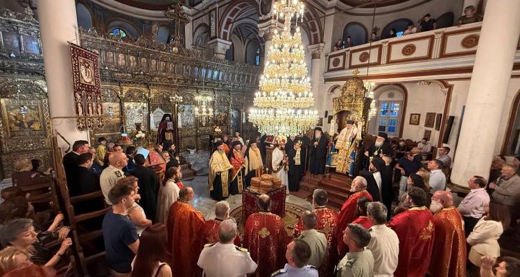 &Mu;&epsilon; &lambda;&alpha;&mu;&pi;&rho;ό&tau;&eta;&tau;&alpha; &kappa;&alpha;&iota; &pi;&omicron;&lambda;&upsilon;&alpha;&rho;&chi;&iota;&epsilon;&rho;&alpha;&tau;&iota;&kappa;ή &sigma;&upsilon;&nu;&delta;&rho;&omicron;&mu;ή &omicron; &epsilon;&omicron;&rho;&tau;&alpha;&sigma;&mu;ό&sigmaf; &tau;&omicron;&upsilon; &Alpha;&gamma;ί&omicron;&upsilon; &Pi;&nu;&epsilon;ύ&mu;&alpha;&tau;&omicron;&sigmaf; &sigma;&tau;&eta; &Lambda;ή&mu;&nu;&omicron;