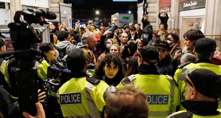 &Lambda;&omicron;&nu;&delta;ί&nu;&omicron;: &Phi;&iota;&lambda;&omicron;&pi;&alpha;&lambda;&alpha;&iota;&sigma;&tau;&iota;&nu;&iota;&alpha;&kappa;ή &pi;&omicron;&rho;&epsilon;ί&alpha; &delta;&iota;&alpha;&mu;&alpha;&rho;&tau;&upsilon;&rho;ί&alpha;&sigmaf;