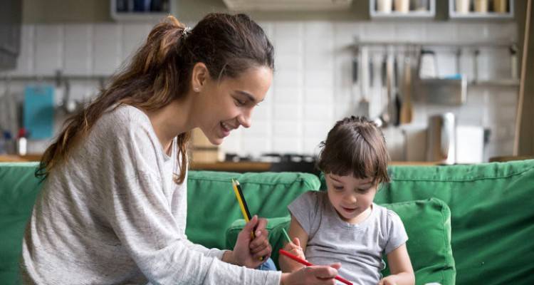 Τους επόμενους μήνες το πρόγραμμα «Νταντάδες της Γειτονιάς» | Για ποια παιδιά θα επιδοτείται η φύλαξη